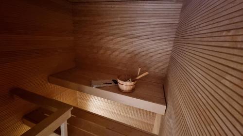 a small wooden sauna with a cup on a shelf at Uusi, avara, saunallinen keskustakaksio in Tampere