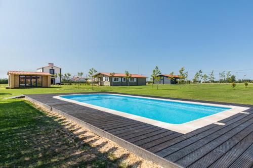 The swimming pool at or close to CHALÉS DO TEJO