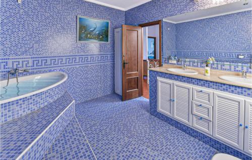 Ένα μπάνιο στο Beautiful Home In Montecorto With Kitchen