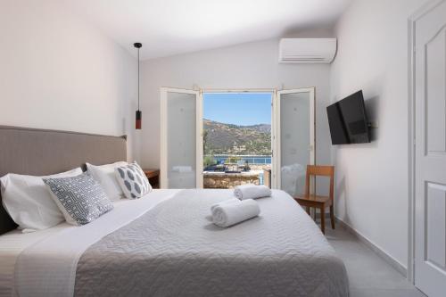 Un dormitorio con una cama con toallas. en Villa Apanemia by Villa Plus, en Kassiopi