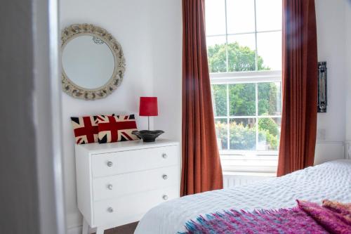 1 dormitorio con 1 cama, vestidor y ventana en Central Townhouse in Stratford upon Avon en Stratford-upon-Avon