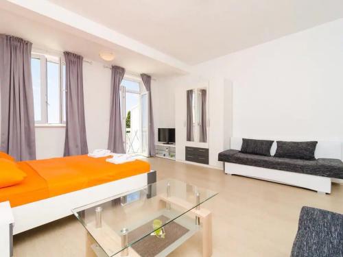 Un pat sau paturi într-o cameră la Apartments Villa Silvana