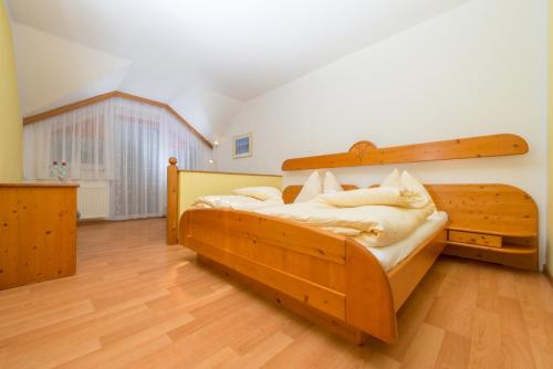 سرير أو أسرّة في غرفة في Greiner's Ferienzimmer Tauplitz