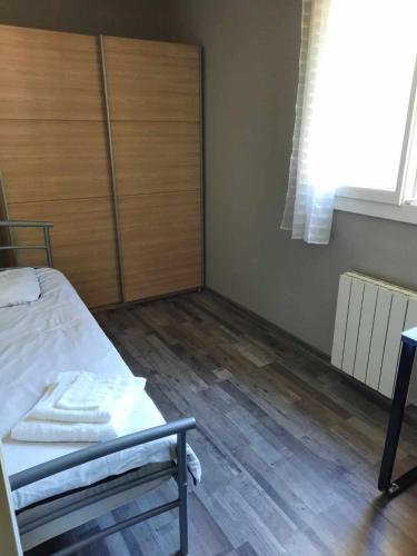 une chambre avec un lit et un parquet dans l'établissement tres bel appartement et situation au top, à Saint-Martin-dʼHères
