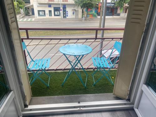 - une table et des chaises sur une terrasse couverte avec une table et des chaises dans l'établissement tres bel appartement et situation au top, à Saint-Martin-dʼHères