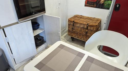 - une petite salle de bains avec des toilettes et un panier dans l'établissement Les Tambourins Studio 19 - 3 étoiles, à Cannes