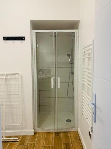 une salle de bain avec une douche en verre dans une chambre dans l'établissement Centre ville (1) : superbe appartement climatisé, à La Flèche
