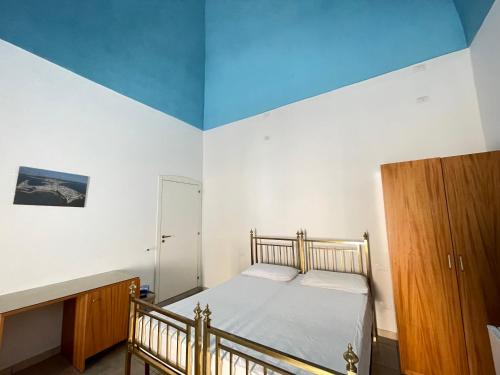 a bedroom with a bed and a blue ceiling at GALLIPOLI DUESTANZE in Gallipoli