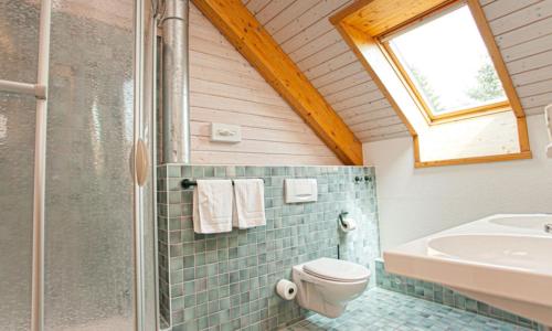 La salle de bains est pourvue d'une douche, de toilettes et d'un lavabo. dans l'établissement Ferienhaus Nr 1 Sporthotel Oberhof, à Oberhof