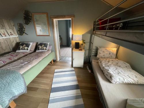 Poschodová posteľ alebo postele v izbe v ubytovaní Rauvassgården, romslig, 5 sov, kjøkken, WiFi