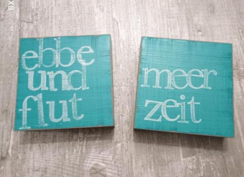 two signs that say agree and meet zet at MeerMomente in Dorum-Neufeld