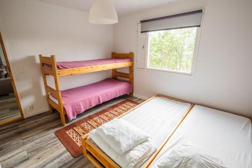 Un dormitorio con dos literas y una ventana. en Villa Saananjuuri, en Kilpisjärvi