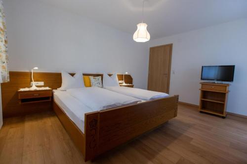 Postel nebo postele na pokoji v ubytování Gästehaus Alpenstern