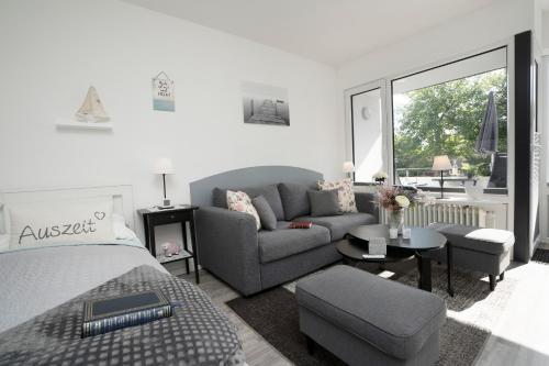 - une chambre avec un lit, un canapé et une chaise dans l'établissement Haus Seebad Wohnung 2, à Grömitz