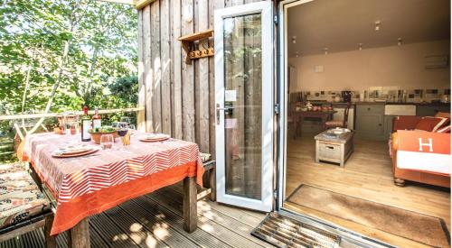 Et opholdsområde på THE HYDE- secret hide away, near the beach.