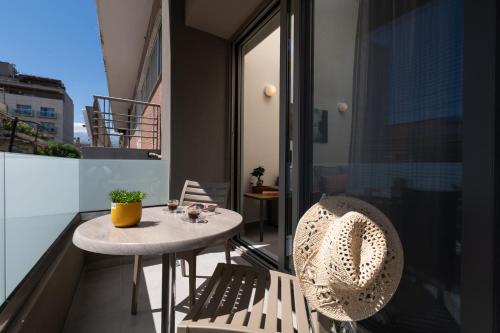 - une petite table et des chaises sur le balcon d'un bâtiment dans l'établissement Dimitra Central Apts, à La Canée