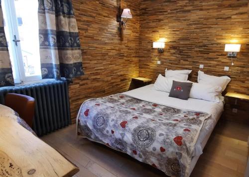 Ένα ή περισσότερα κρεβάτια σε δωμάτιο στο Hôtel Chastellares