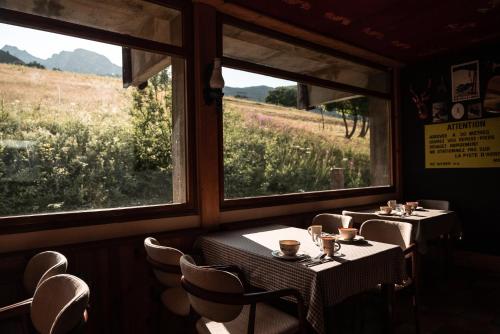 Nespecifikovaný výhled na hory nebo výhled na hory při pohledu z hotelu