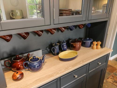 Eine Theke mit Töpfen und Pfannen in der Unterkunft Snowdrop Cottage in Scarborough