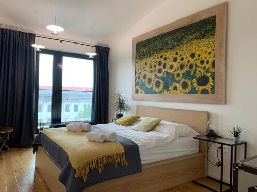 1 dormitorio con 1 cama y una pintura en la pared en AGIHOME Rajska 3 Apartments, en Cracovia