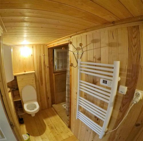 un piccolo bagno con servizi igienici in camera di Cabane et potager sud Cévennes, jacuzzi en option a Roquedur