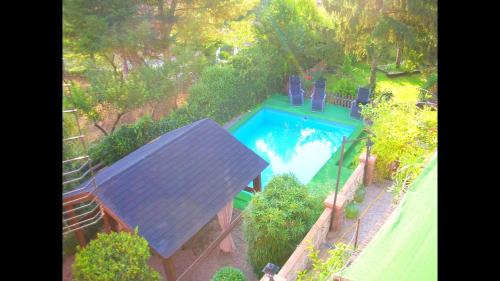 uma vista superior de uma piscina num quintal em 6 bedrooms villa with private pool enclosed garden and wifi at La Puebla de Castro em La Puebla de Castro