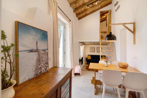 a room with a table and chairs and a dining room at Casa Burro in Moncarapacho