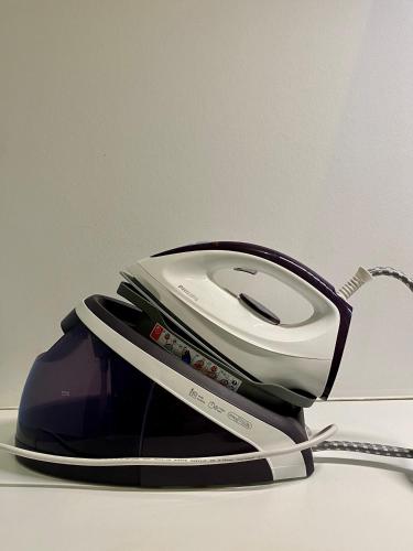 a black and white iron sitting on a table at Villa des Thermes - T3 in Royat