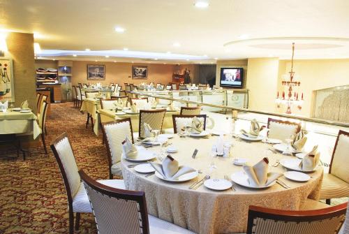 ห้องอาหารหรือที่รับประทานอาหารของ Emir Royal Hotel