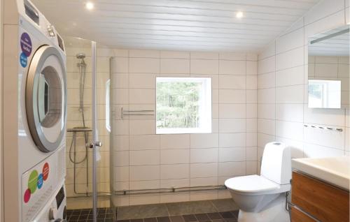 Koupelna v ubytování Nice Home In Lilla Edet With House A Panoramic View