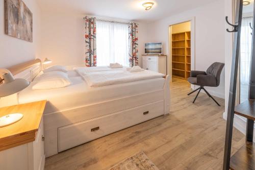 1 dormitorio con 1 cama blanca grande y escritorio en Alte Fischfabrik Lauterbach "MoinMoin" en Lauterbach
