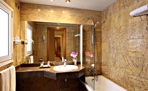 Ett badrum på Hotel Nouvel