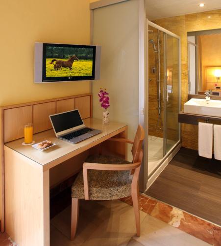 Televisyen dan/atau pusat hiburan di Hotel Nouvel