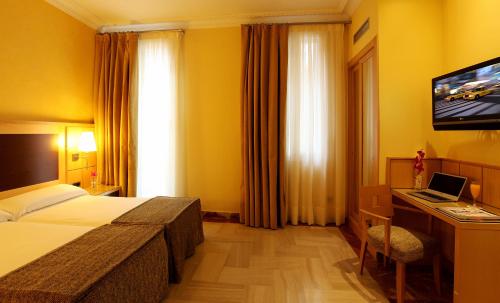 Televisyen dan/atau pusat hiburan di Hotel Nouvel