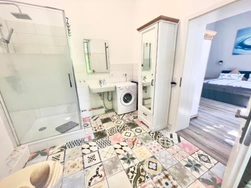 uma casa de banho com um lavatório e uma máquina de lavar roupa em Gästehaus Sternschanze - App5 Leichtmatrose em Stralsund