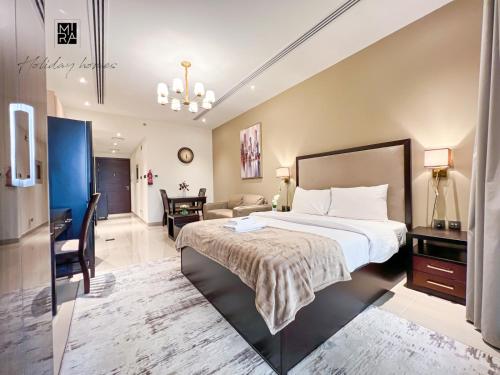 een hotelkamer met een bed en een woonkamer bij Mira Holiday Homes - Newly furnished studio in Downtown in Dubai