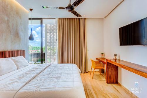 Postel nebo postele na pokoji v ubytování Chic Condotel with Roof Pool 10-Min Walk to Beach