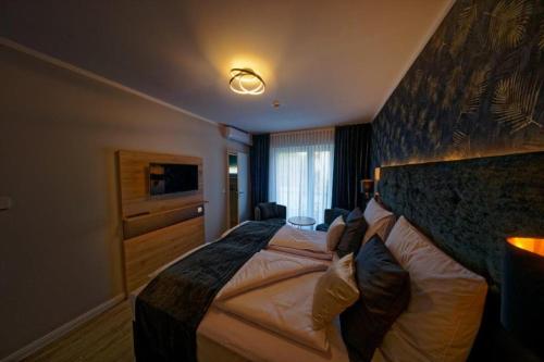 ゾルタウにあるHotel Deaの部屋の中に大きなベッドがある寝室