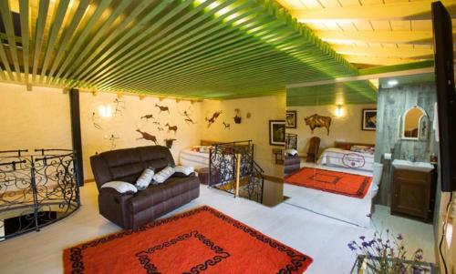 a living room with a couch and a bed at Casa del Cerro es una singular casa rural de fácil acceso in Cabezas Bajas