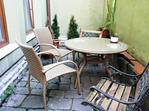 un patio con sillas, una mesa y una mesa con sillas en Lucas 10 Apartments en Cluj-Napoca