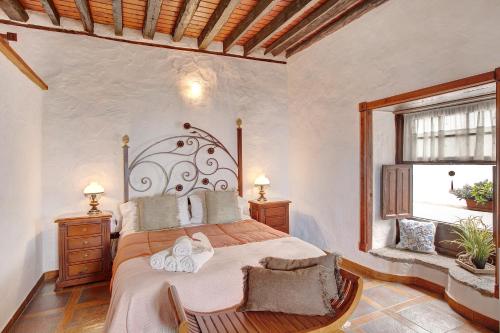 ein Schlafzimmer mit einem großen Bett und einem Fenster in der Unterkunft Casa Pedro in Icod de los Vinos