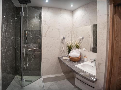 W łazience znajduje się prysznic i umywalka. w obiekcie Apartament Panorama w Warszawie
