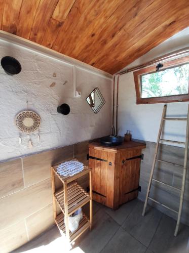 Habitación con lavabo y techo de madera. en Le Ranch du Madres en Roquefort-de-Sault