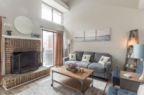 sala de estar con sofá y chimenea en Modern Cozy Townhome, en Charlotte
