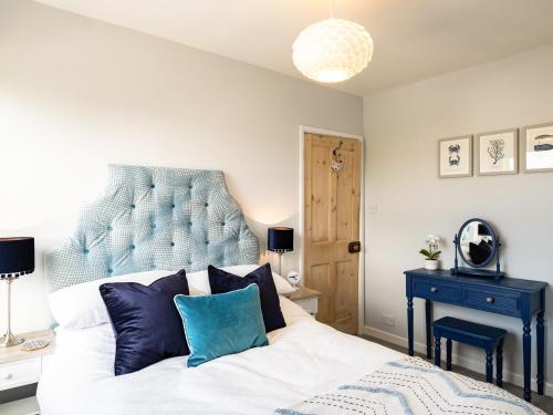 Katil atau katil-katil dalam bilik di Blue Lobster Cottage