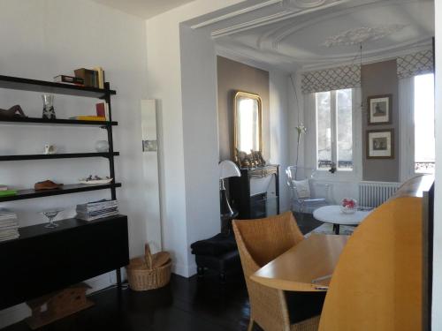 a living room with a table and a dining room at Duplex Vannes centre in Vannes
