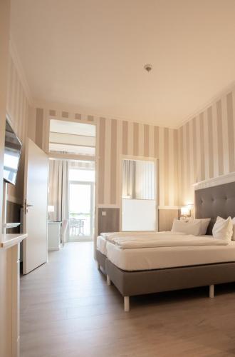 Postel nebo postele na pokoji v ubytování Resort Hotel IV Jahreszeiten Zingst