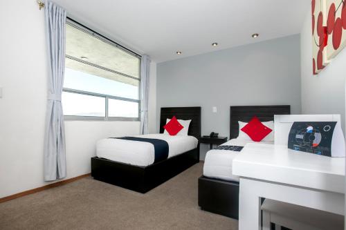 a bedroom with two beds and a window at Hotel Euro Confort,Pachuca in Pachuca de Soto