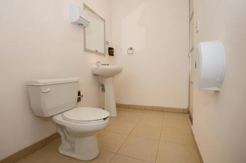 a bathroom with a toilet and a sink at Hotel Euro Confort,Pachuca in Pachuca de Soto