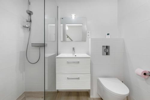 une salle de bain avec toilettes, lavabo et douche dans l'établissement Villa Néréides Héliovillage, village naturiste, 45m2,chambre en rez de chaussée avec dressing, au Cap d'Agde